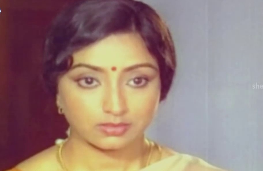 நடிகை லட்சுமியை நியாபகம் இருக்கா..?  இப்போ எப்படி இருக்காங்க பாருங்க..!