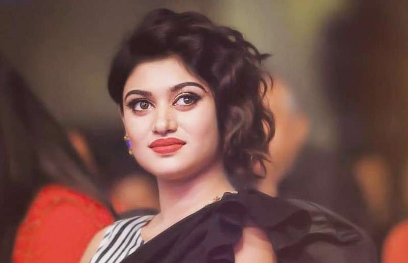 காதலருக்கு முத்தம் கொடுத்த ஓவியா… வைரலாகும் புகைப்படம்