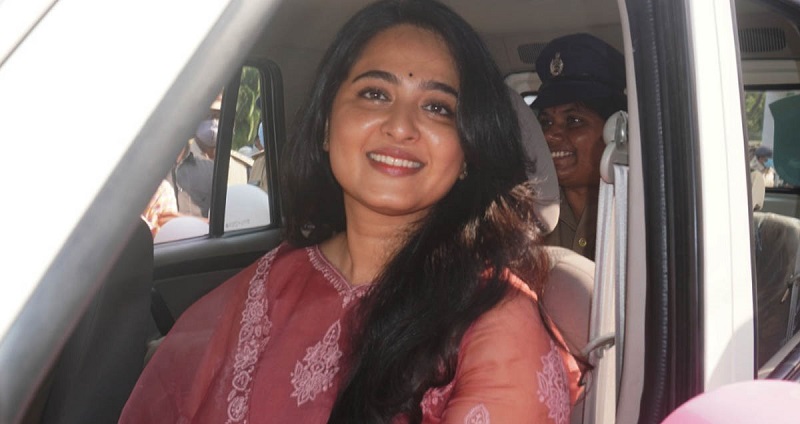 காவல்துறை வாகனத்தில் பயணம் செய்த அனுஷ்கா... ஏன் தெரியுமா?