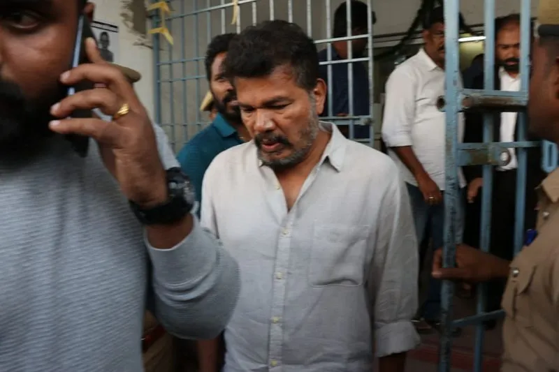 கதை திருட்டு; இயக்குநர் ஷங்கருக்கு பிடிவாரண்ட் பிறப்பிப்பு...!