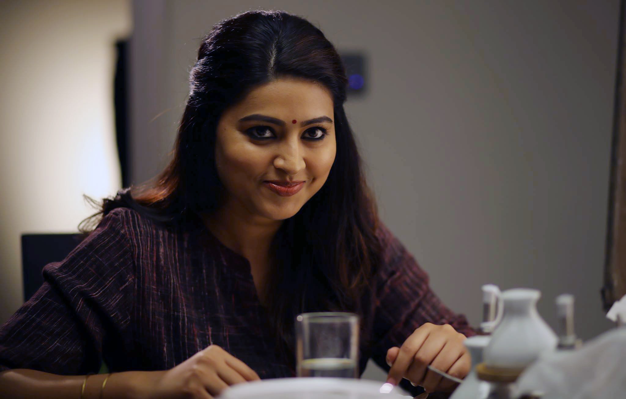 நீச்சல் உடையில் நடிகை சினேகா – இதுவரை யாரும் பார்த்திராத புகைப்படம்