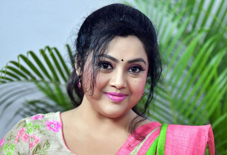 மேக்கப் போடாமல் ரசிகர்களுக்கு ஷாக்கு கொடுத்த நடிகை மீனா.. இந்த வயதிலும் இவ்வளவு அழகா!!