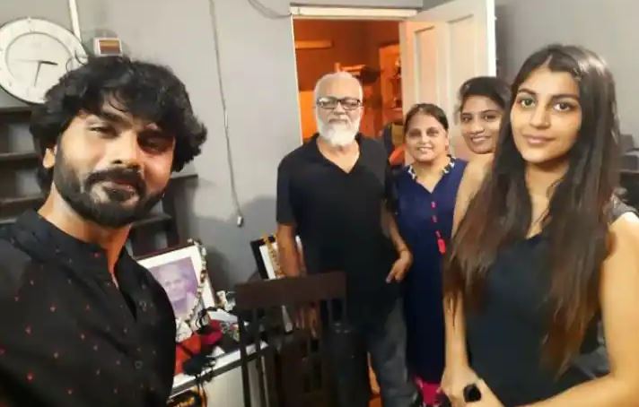 யாஷிகா ஆனந்த் உடல்நிலையின் முன்னேற்றம்; பிரபல நடிகருடன் வைரல் செல்பி..!