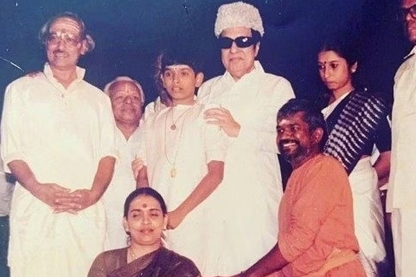 எம்.ஜி.ஆருடன் இருக்கும் முன்னணி நட்சத்திரம் யார் தெரியுமா..