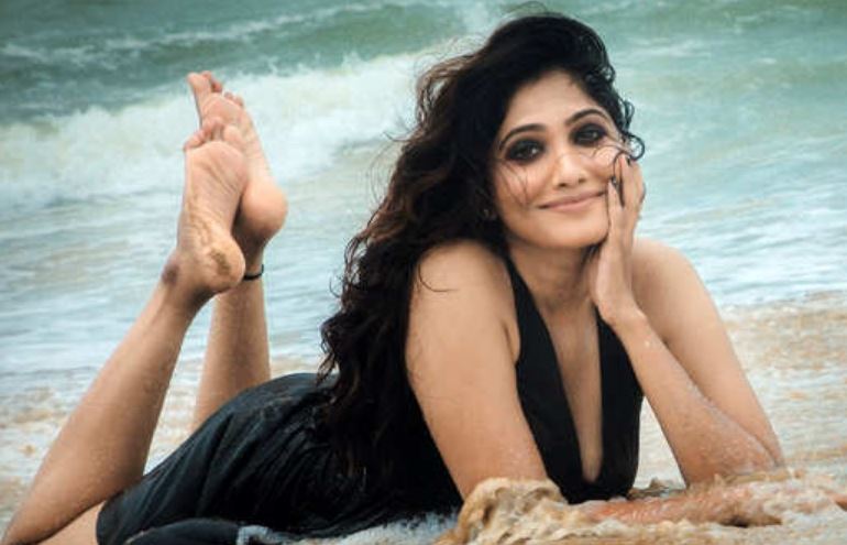 பிரபல நடிகரின் மகனுடன் பிக் பாஸ் ஜூலி காதல்?... அதிர்ச்சியில் குடும்பம்!