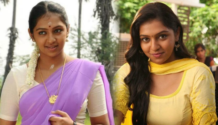 நடிகை லட்சுமி மேனனை அழகில் ஓவர்டேக் செய்யும் அவரது அம்மா