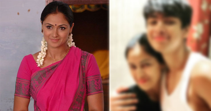 சிம்ரனுக்கு இவ்வளவு பெரிய மகனா!… அசந்து போன ரசிகர்கள்!