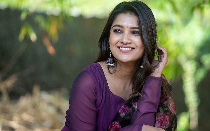 ஒரு பொண்ணையும் அந்த நடிகர் விட்டு வைக்க மாட்டான்... ரகசியத்தை உடைத்த வாணி போஜன்